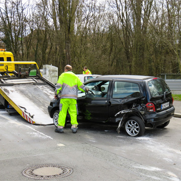 Bild zeigt Unfallwagen wird abgeschleppt – Rechtsanwältin Yvonne Exner, Wuppertal. Fachanwältin für Familienrecht